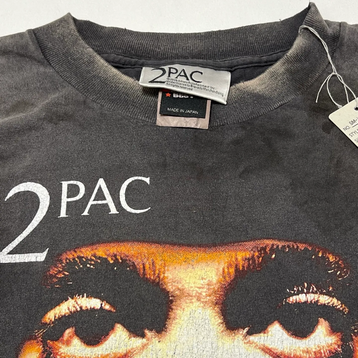 SAINT Mxxxxxx × 2PAC 2PC_SS TEE/2PAC/BLK 2PAC co-branded model 2PAC character TEE washed black S-XL A blockbuster co-branded project by the legendary hip-hop artist 2PAC The printing part refers to the iconic graphics on the cover of 2PAC's albums "R U Still Down" and "Shakur" The entire garment is rewashed and distressed/holes processed Printing cracked effect The ceiling of New Vintage 2PAC powder is a must-have